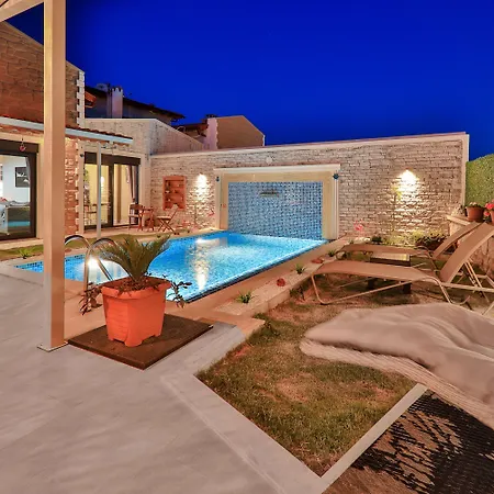 W Pool And Garden 10 Min To In וילה *