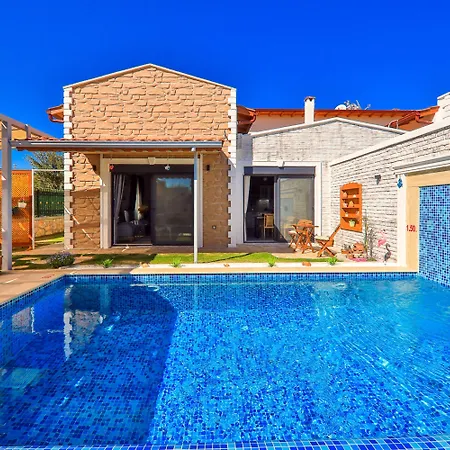 W Pool And Garden 10 Min To In וילה