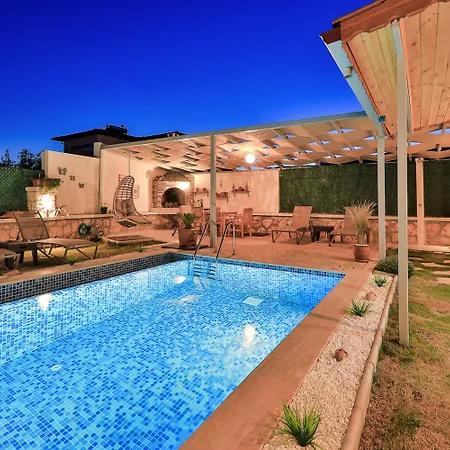 W Pool And Garden 10 Min To In קס
