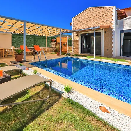 W Pool And Garden 10 Min To In קס